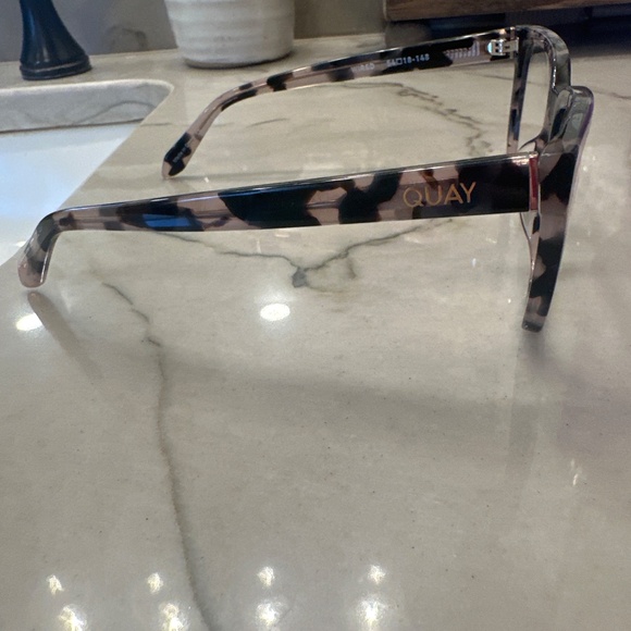 Quay Milky Tortoise Clear Lens Glasses - Picture 6 of 8